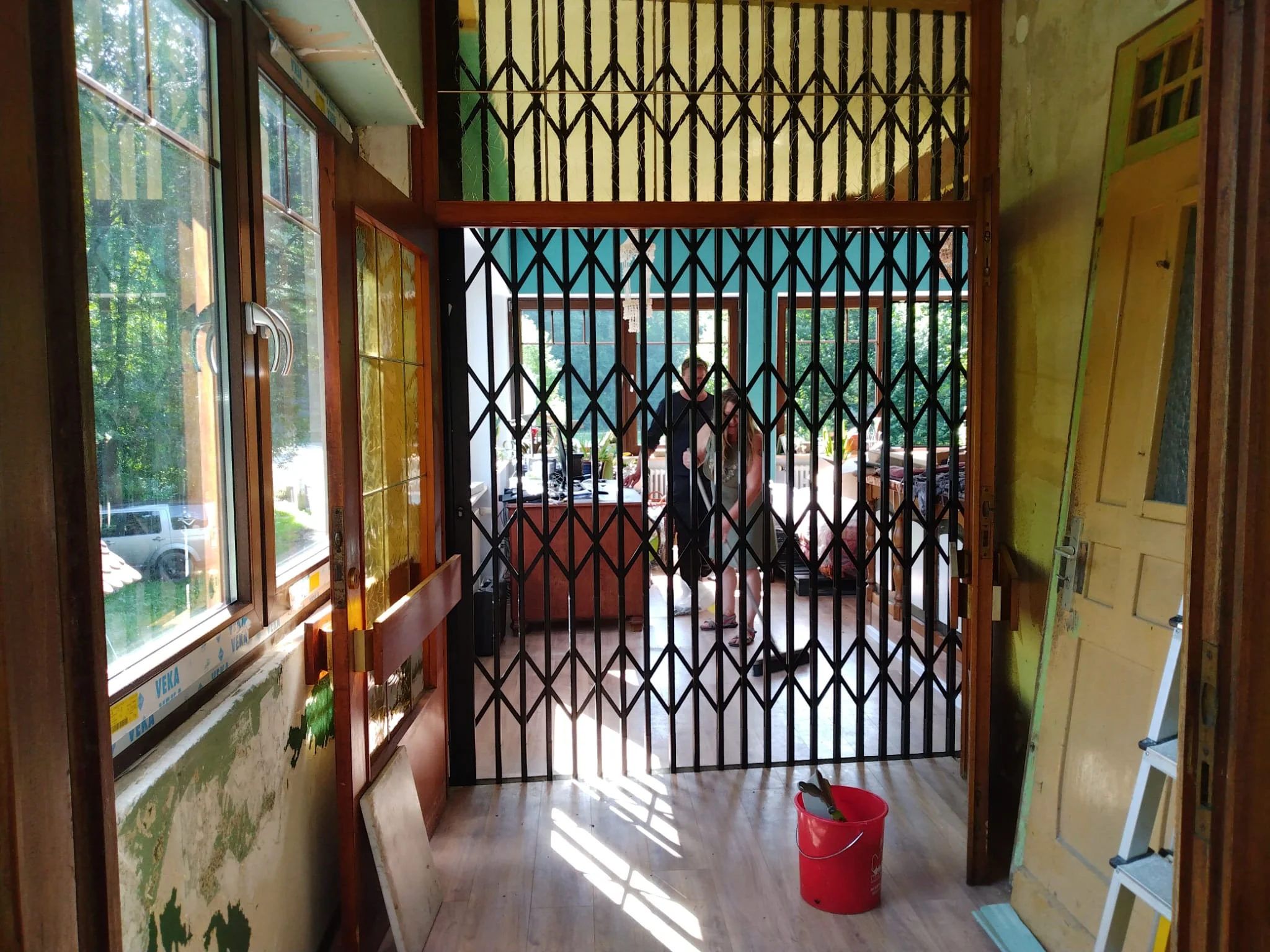 Scherengitter Eingang — Montage