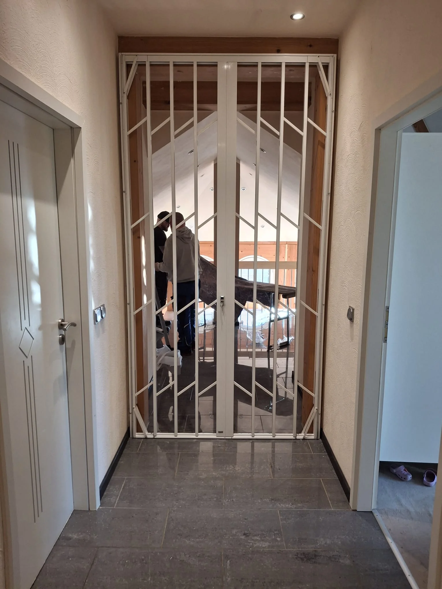 Scherengitter Flurtür — Montage