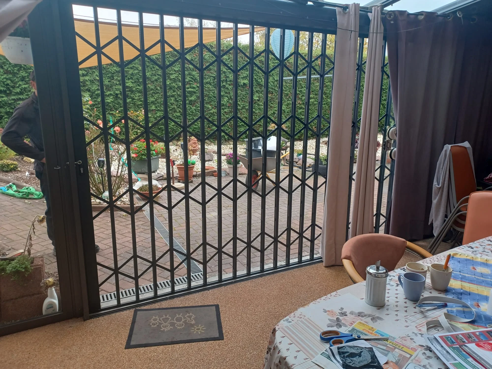 Scherengitter Terrasse — Innenansicht